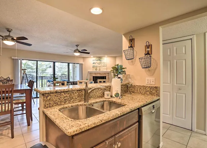 Sea La Vie: Sunny Indian Rocks Condo!